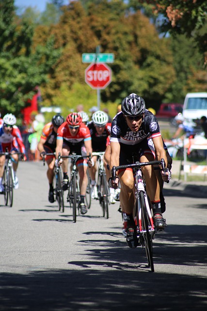 骑车危险行为引热议，功德木鱼再破碎